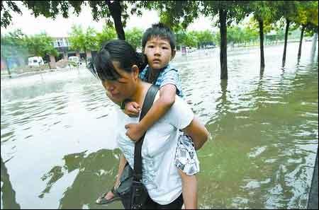 河南昨日局部暴雨倾盆 水库超限国道被淹民房垮塌