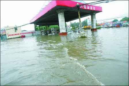 河南昨日局部暴雨倾盆 水库超限国道被淹民房垮塌