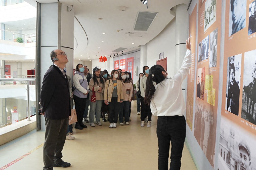 践行“四力” 勿忘人民 河南日报社组织青年采编人员到穆青展览馆参观学习