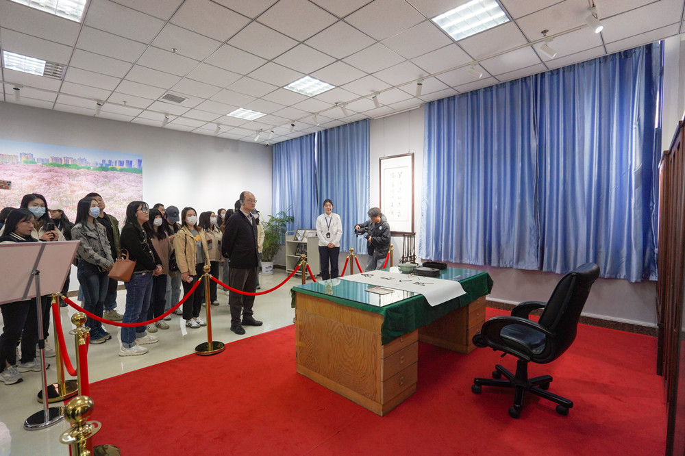 践行“四力” 勿忘人民 河南日报社组织青年采编人员到穆青展览馆参观学习
