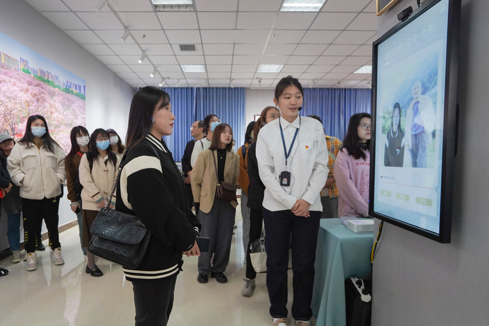 践行“四力” 勿忘人民 河南日报社组织青年采编人员到穆青展览馆参观学习