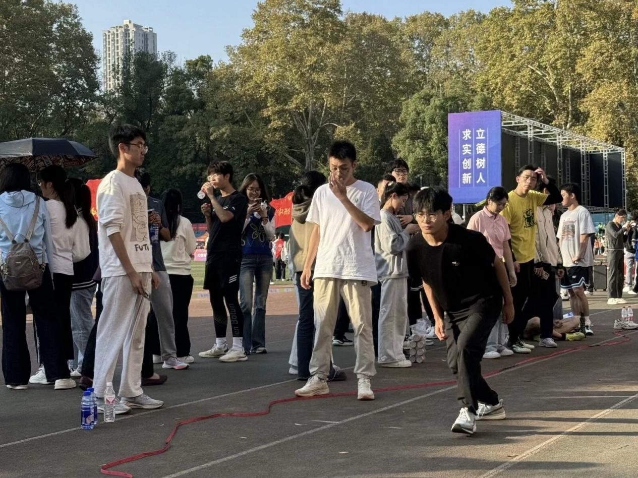 【校媒报道】身轻如燕跃，志高似云翔：教育学院男子组跳远纪实