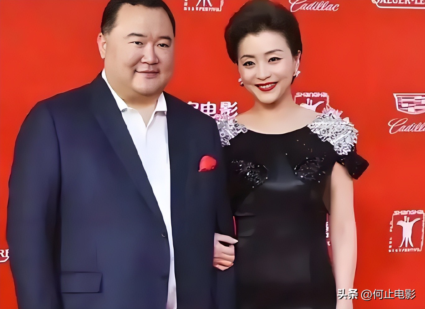 她是凤凰卫视当家花旦，傍大款当三姐，难怪被阔太们提防16年