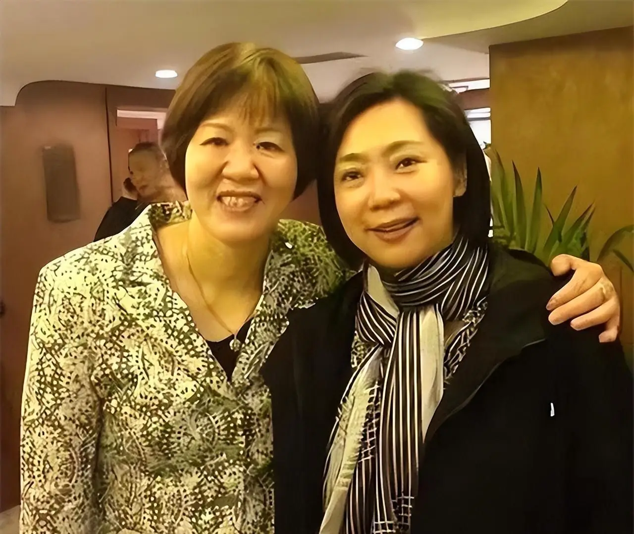 女排五冠王梁艳近况：退役后和球迷创下过亿资产？女儿是清华博士