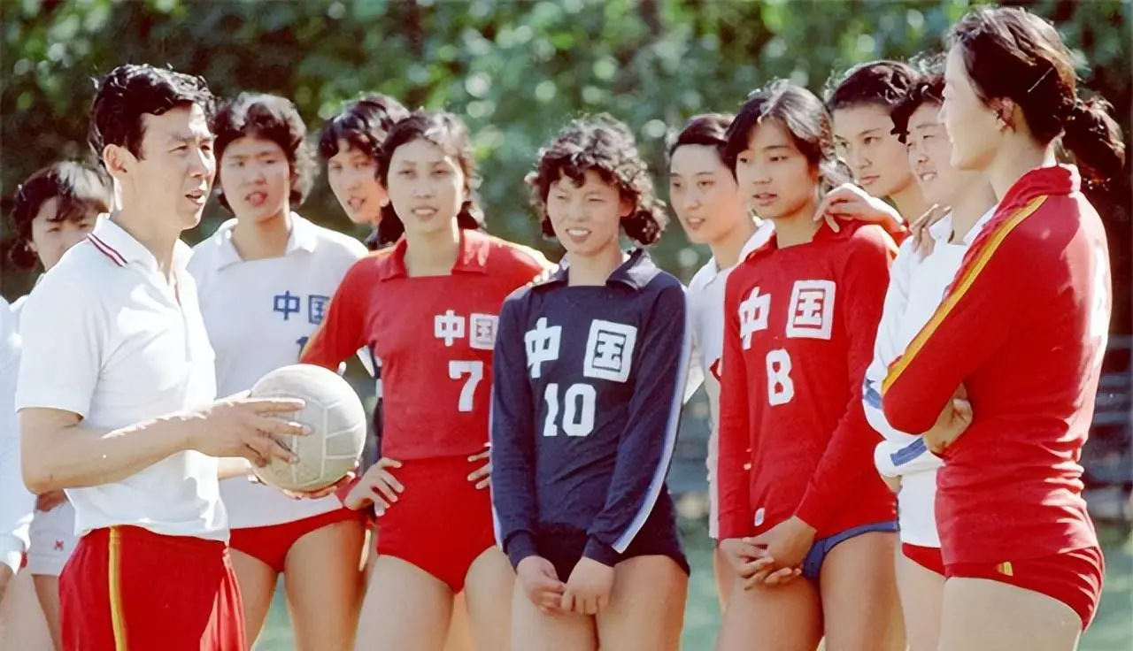 女排五冠王梁艳近况：退役后和球迷创下过亿资产？女儿是清华博士
