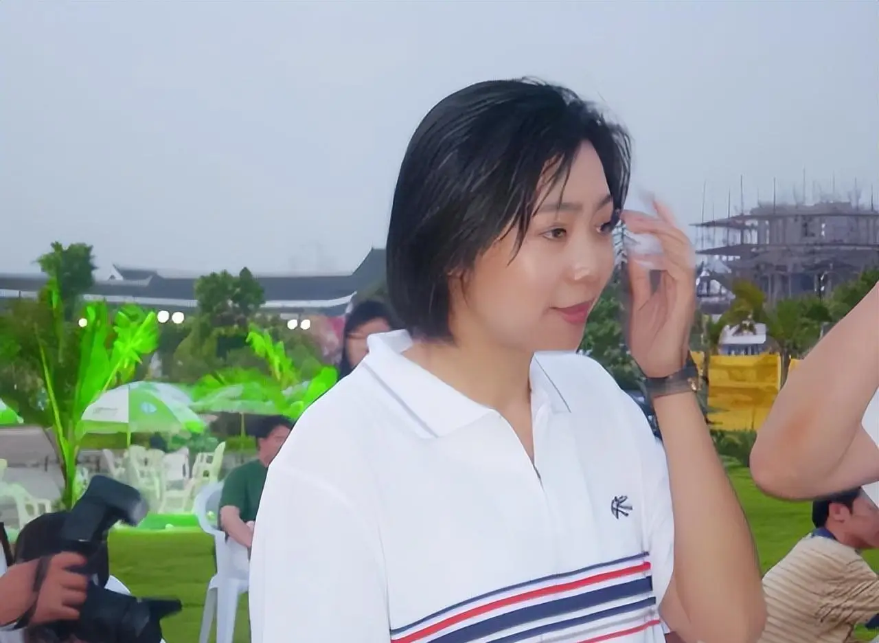 女排五冠王梁艳近况：退役后和球迷创下过亿资产？女儿是清华博士