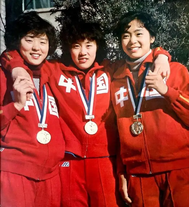 女排五冠王梁艳近况：退役后和球迷创下过亿资产？女儿是清华博士