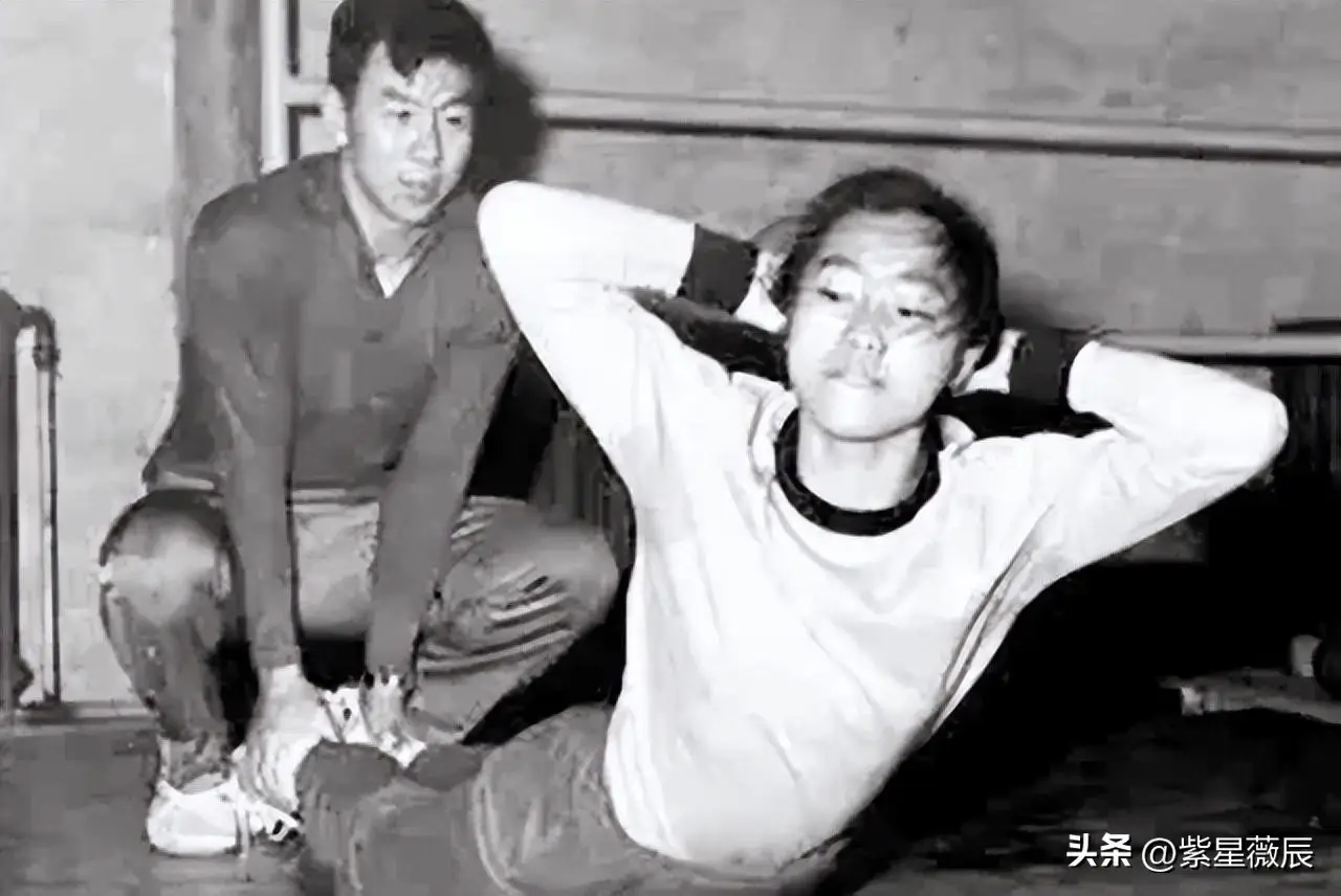 她是女排唯一5连冠，退役后经商嫁球迷丈夫，女儿考进清华成博士