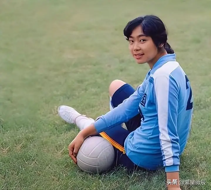 她是女排唯一5连冠，退役后经商嫁球迷丈夫，女儿考进清华成博士