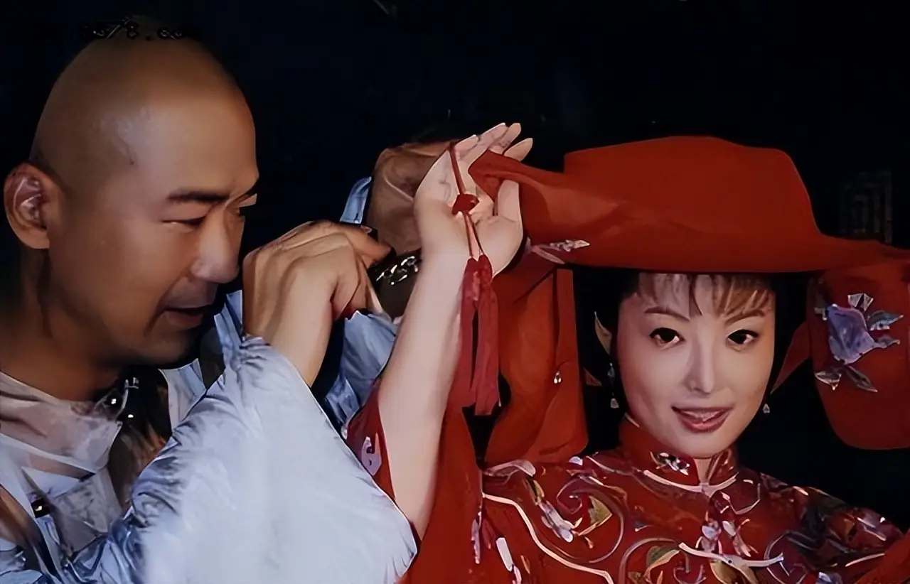 “婚姻疯子”袁立，徐威花800万为她买四合院，三婚却嫁鲜肉诗人
