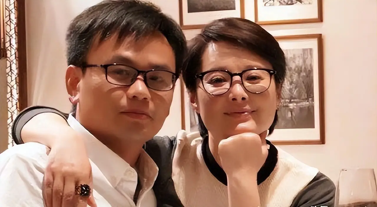 “婚姻疯子”袁立，徐威花800万为她买四合院，三婚却嫁鲜肉诗人