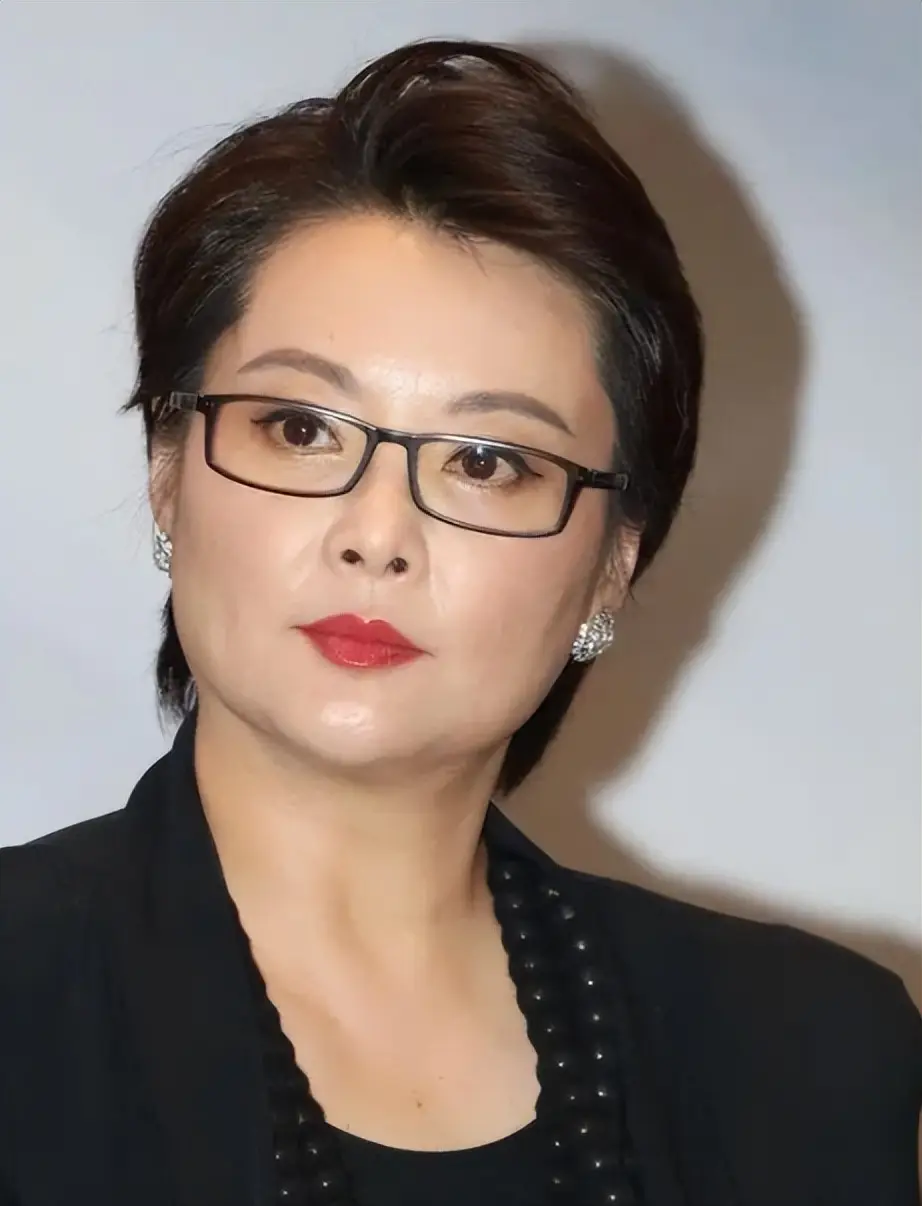“婚姻疯子”袁立，徐威花800万为她买四合院，三婚却嫁鲜肉诗人