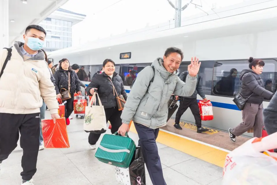 2025中国年｜回家的路：定格春运路上的灿烂笑容
