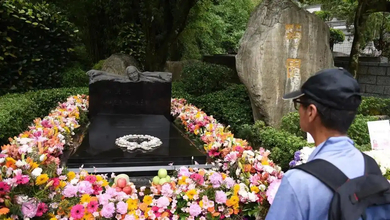 邓丽君在医院逝世，记者近距离拍摄遗体，发现令人震惊的场景