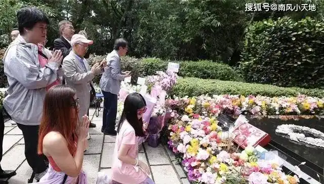 邓丽君在医院逝世，记者近距离拍摄遗体，发现令人震惊的场景