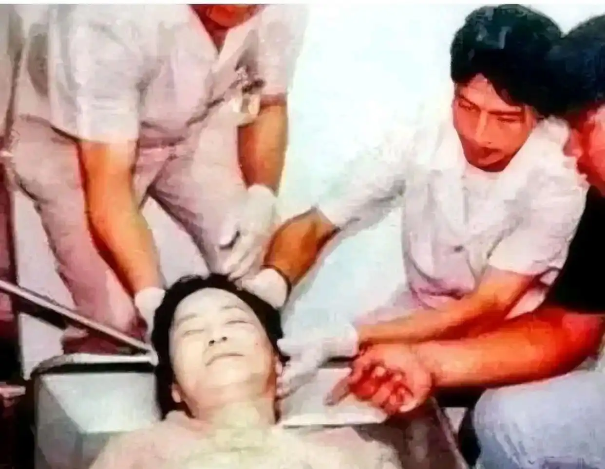 邓丽君在医院逝世，记者近距离拍摄遗体，发现令人震惊的场景