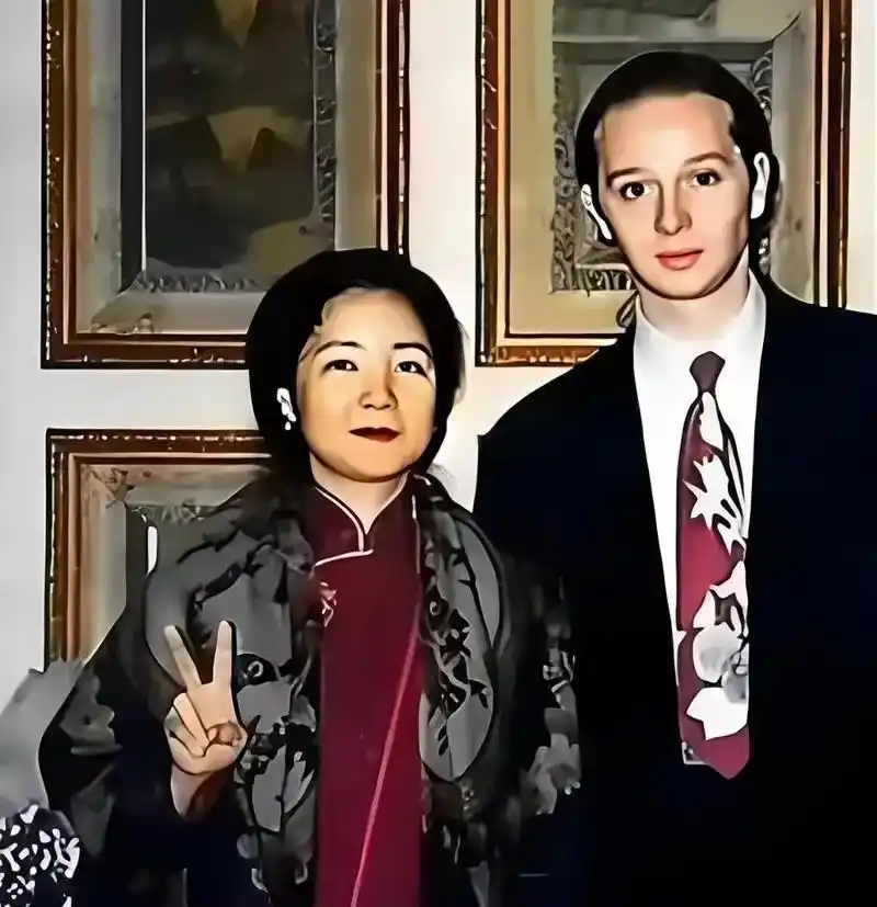 邓丽君在医院逝世，记者近距离拍摄遗体，发现令人震惊的场景