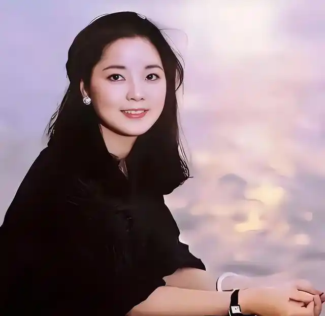 1995年邓丽君离世，记者近拍遗容惊现诡异一幕