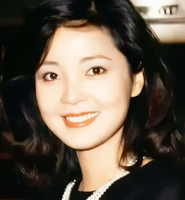 1995年邓丽君离世，记者近拍遗容惊现诡异一幕