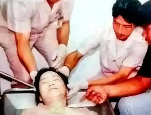 1995年邓丽君离世，记者近拍遗容惊现诡异一幕