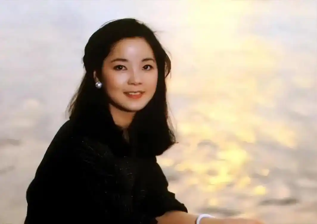 1995年邓丽君意外去世，母亲赵素桂却淡然说道：丽君走得正是时候