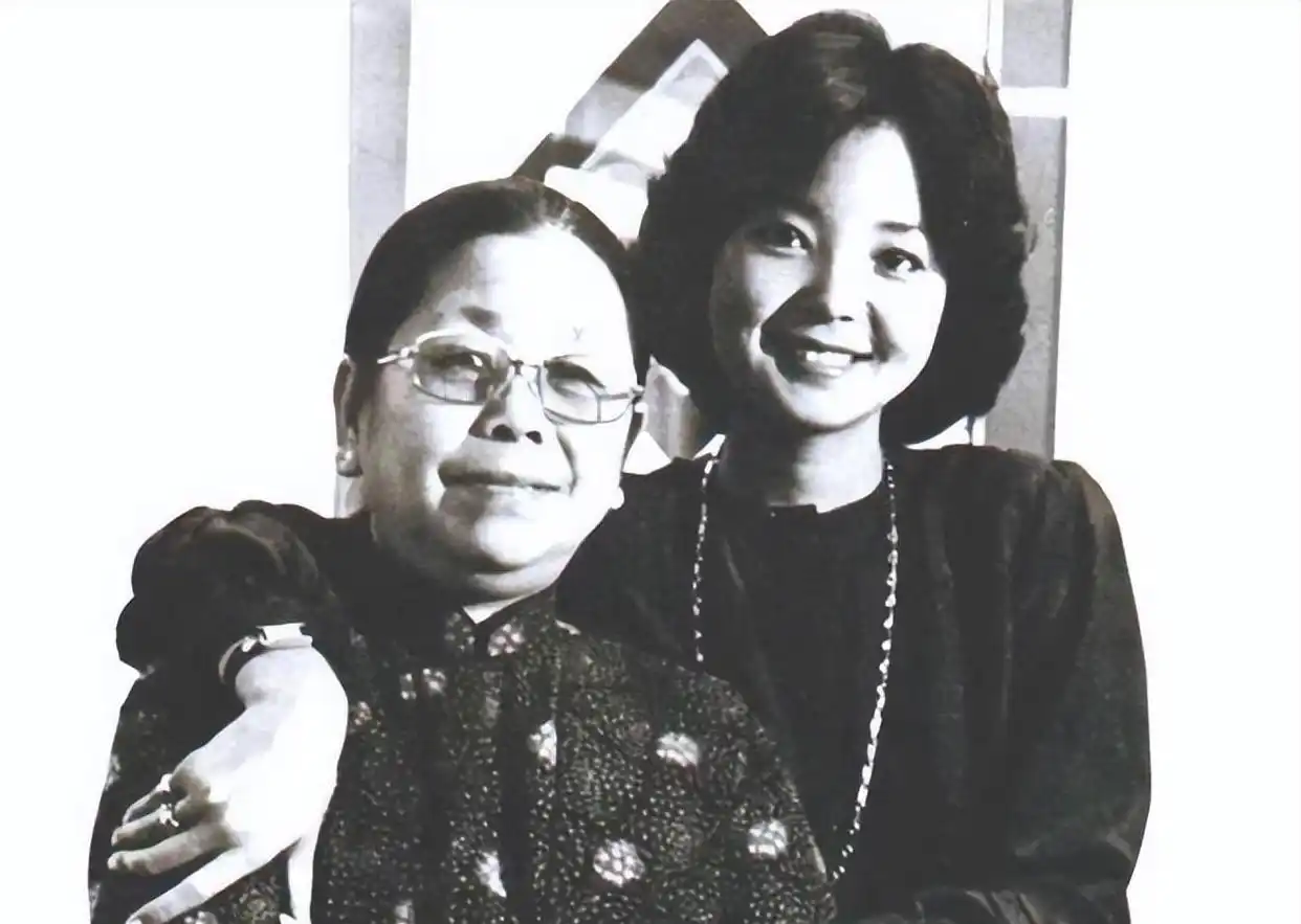 1995年邓丽君意外去世，母亲赵素桂却淡然说道：丽君走得正是时候