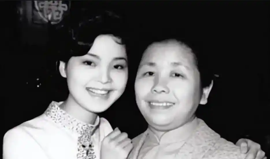 1995年邓丽君意外去世，母亲赵素桂却淡然说道：丽君走得正是时候