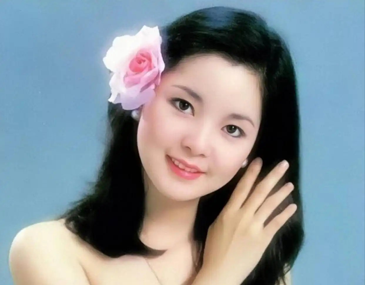 1995年，邓丽君离奇死于泰国，身边并无一人，死前痛苦喊“妈咪”