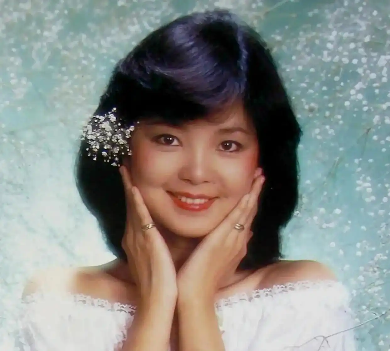 1995年，邓丽君离奇死于泰国，身边并无一人，死前痛苦喊“妈咪”