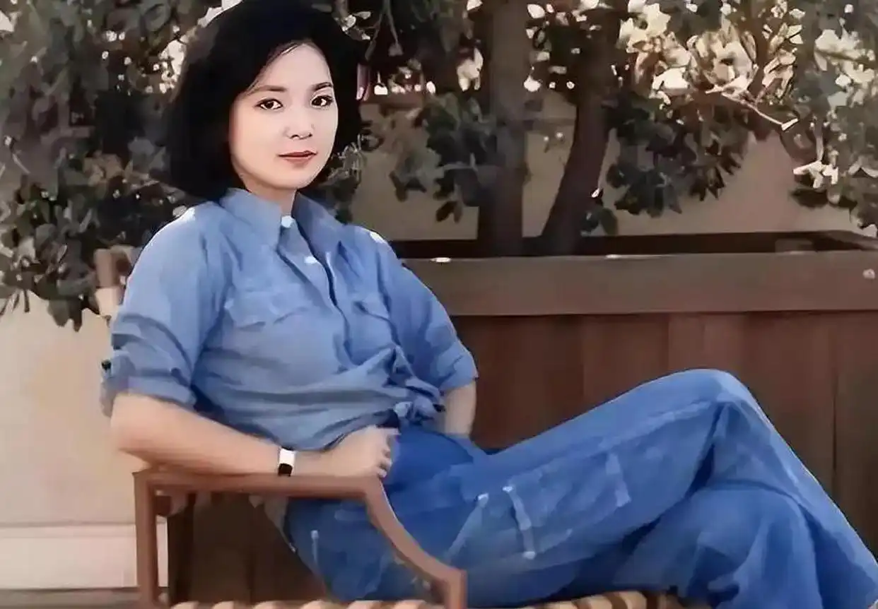 1995年，邓丽君离奇死于泰国，身边并无一人，死前痛苦喊“妈咪”