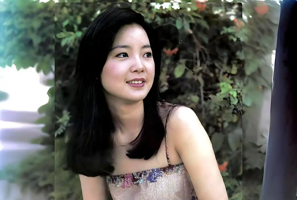 1995年，邓丽君离奇死于泰国，身边并无一人，死前痛苦喊“妈咪”