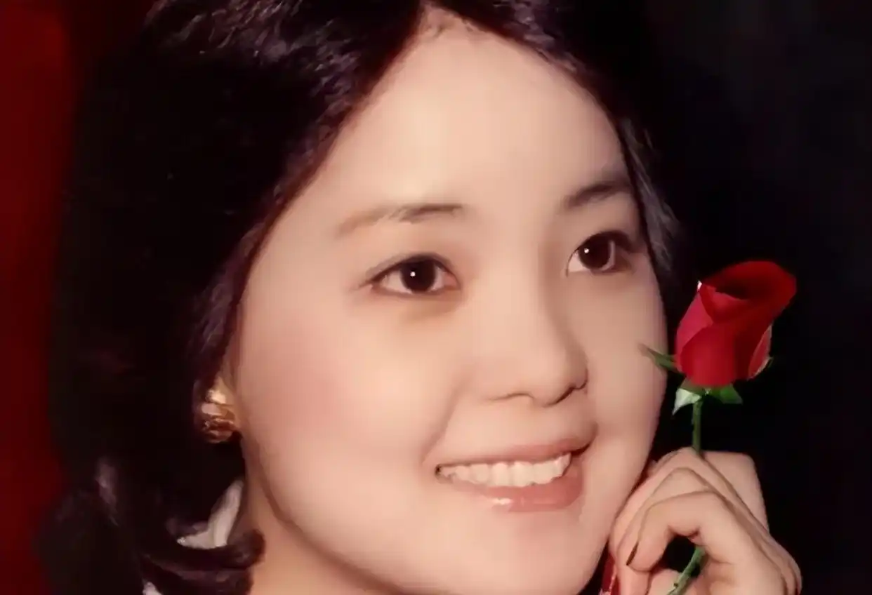 1995年，邓丽君离奇死于泰国，身边并无一人，死前痛苦喊“妈咪”