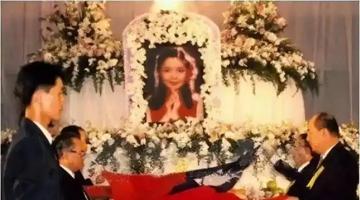1995年，邓丽君离奇死于泰国，身边并无一人，死前痛苦喊“妈咪”