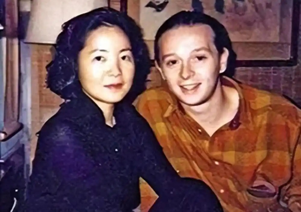 1995年，邓丽君意外去世！遗体现针孔红斑，多年后钟南山揭示真相