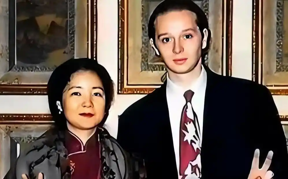 1995年，邓丽君意外去世！遗体现针孔红斑，多年后钟南山揭示真相