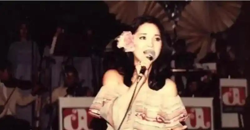 1995年，邓丽君意外去世！遗体现针孔红斑，多年后钟南山揭示真相