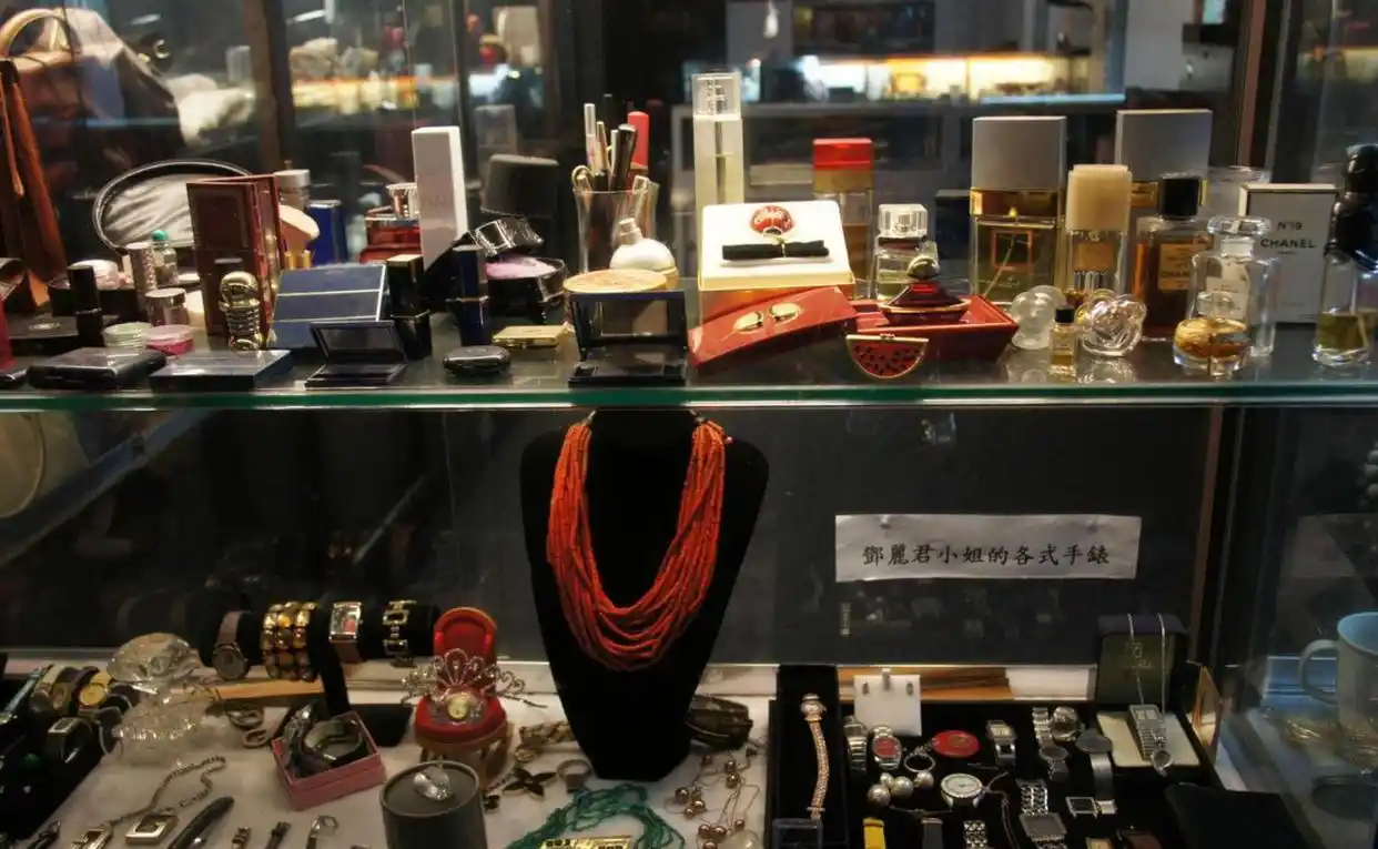1995年，邓丽君意外去世！遗体现针孔红斑，多年后钟南山揭示真相