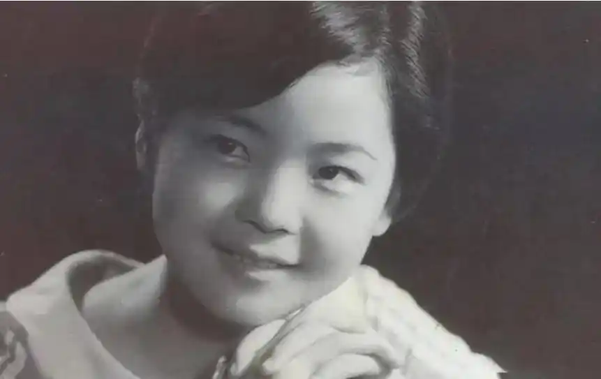 1995年，邓丽君意外去世！遗体现针孔红斑，多年后钟南山揭示真相