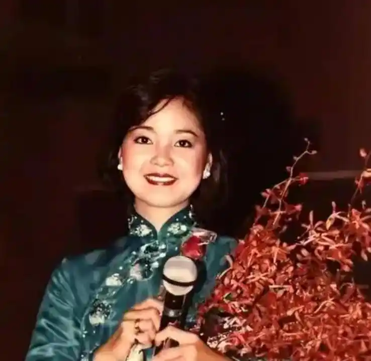 1995年，邓丽君意外去世！遗体现针孔红斑，多年后钟南山揭示真相