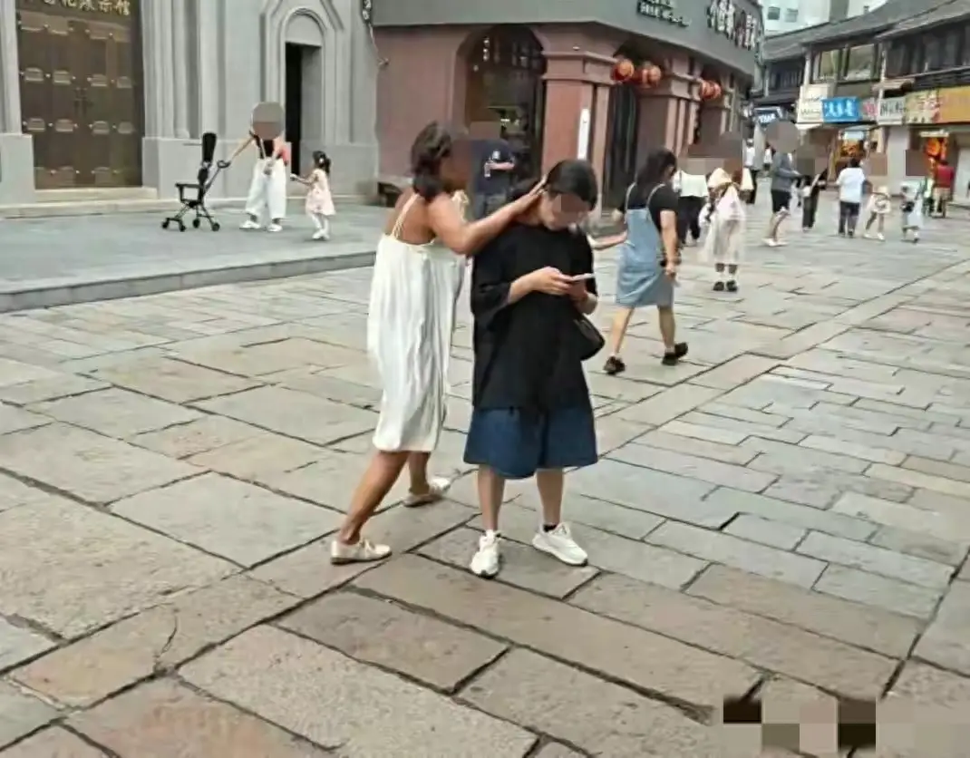 惊魂时刻！湖州街头一女子光天化日下暴露着装，当街施暴攻击路人