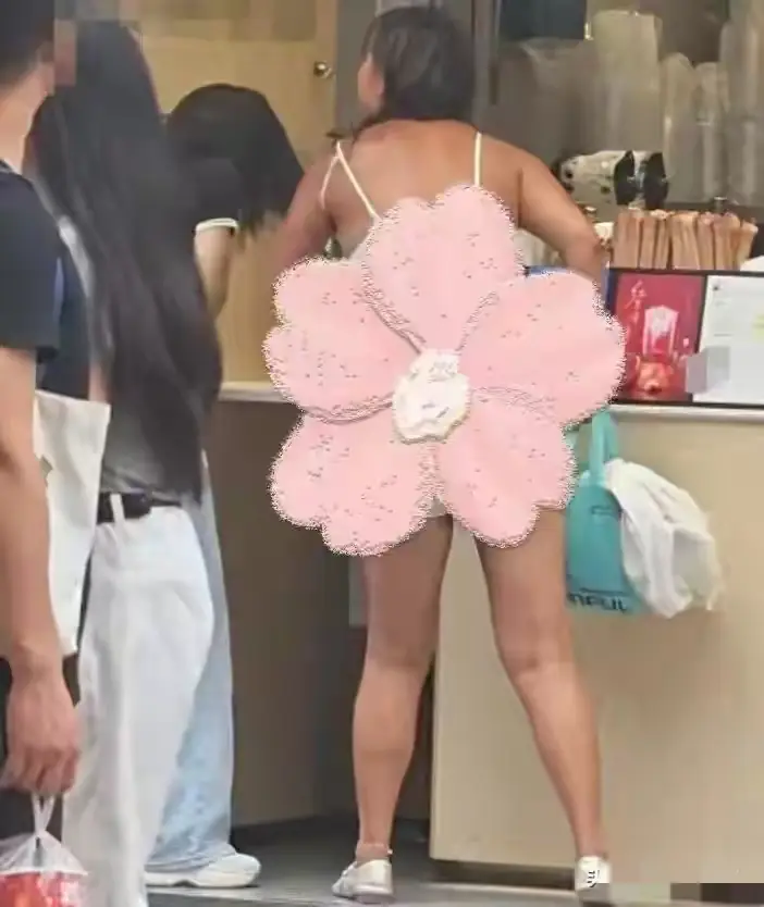 惊魂时刻！湖州街头一女子光天化日下暴露着装，当街施暴攻击路人