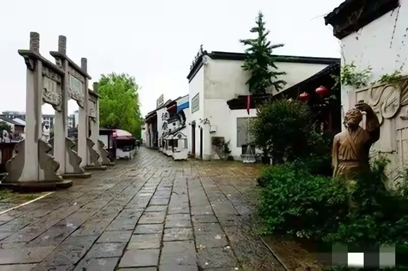 惊魂时刻！湖州街头一女子光天化日下暴露着装，当街施暴攻击路人