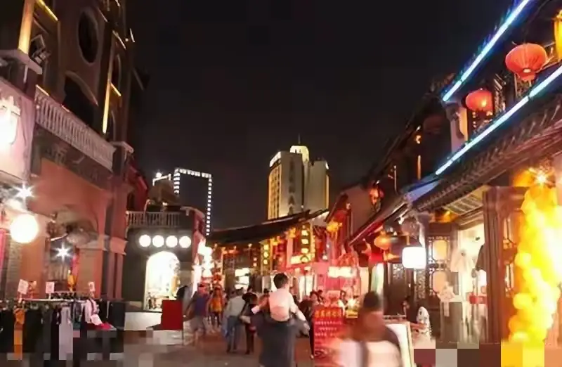惊魂时刻！湖州街头一女子光天化日下暴露着装，当街施暴攻击路人