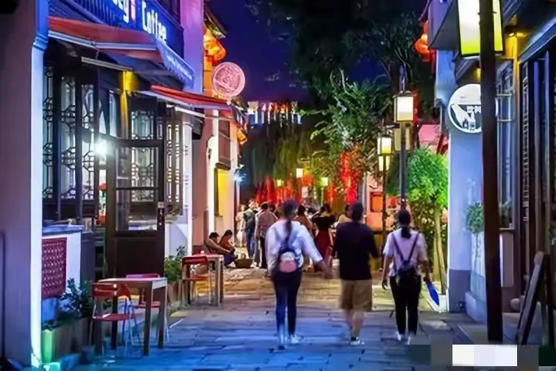 惊魂时刻！湖州街头一女子光天化日下暴露着装，当街施暴攻击路人