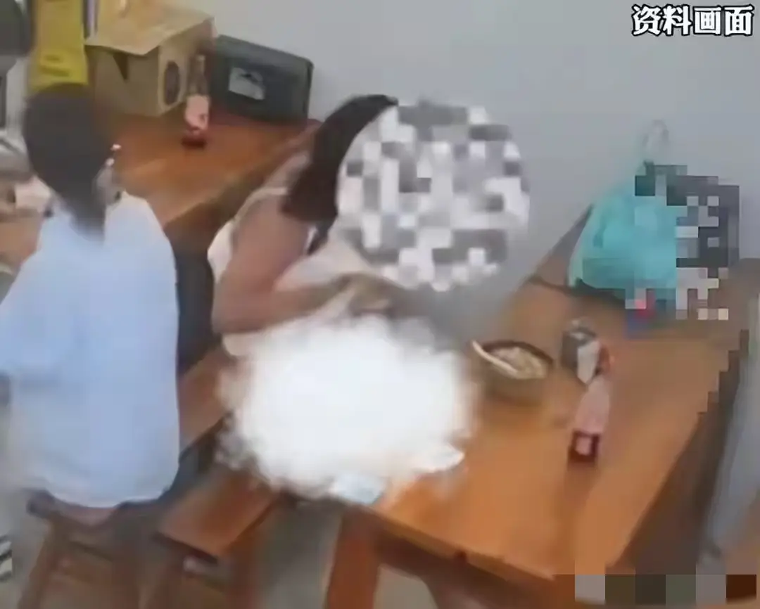惊魂时刻！湖州街头一女子光天化日下暴露着装，当街施暴攻击路人