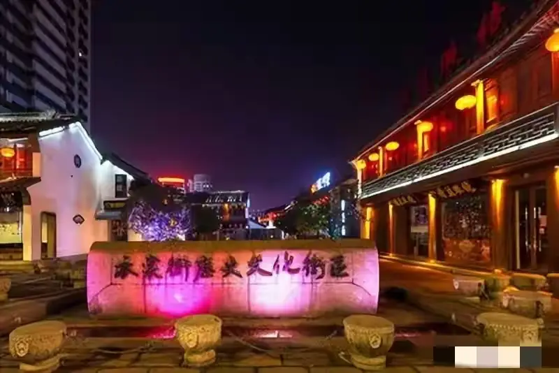惊魂时刻！湖州街头一女子光天化日下暴露着装，当街施暴攻击路人