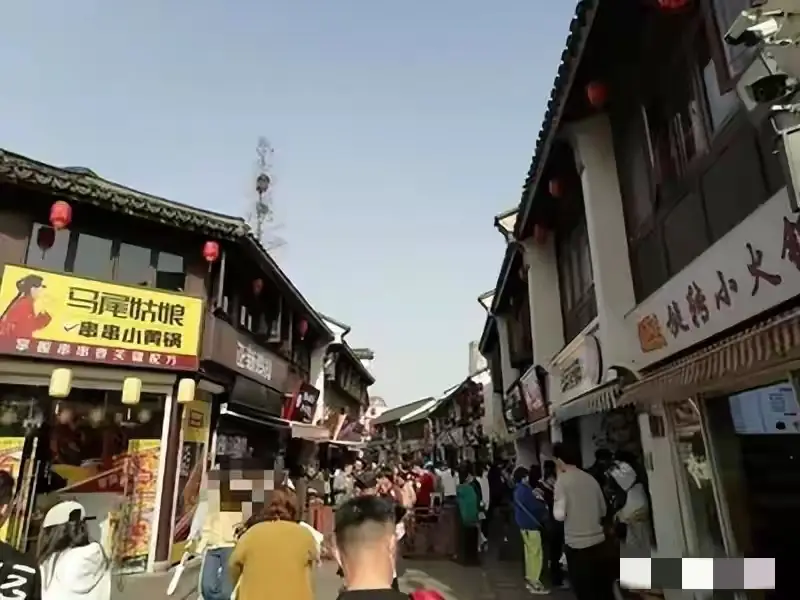 惊魂时刻！湖州街头一女子光天化日下暴露着装，当街施暴攻击路人