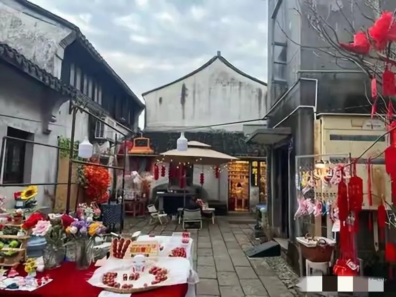 惊魂时刻！湖州街头一女子光天化日下暴露着装，当街施暴攻击路人