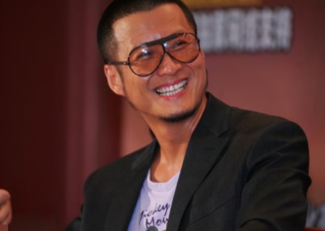 57岁孙兴变”狂野男孩“，头发凌乱胡子拉碴，被赞活成“杨逍”