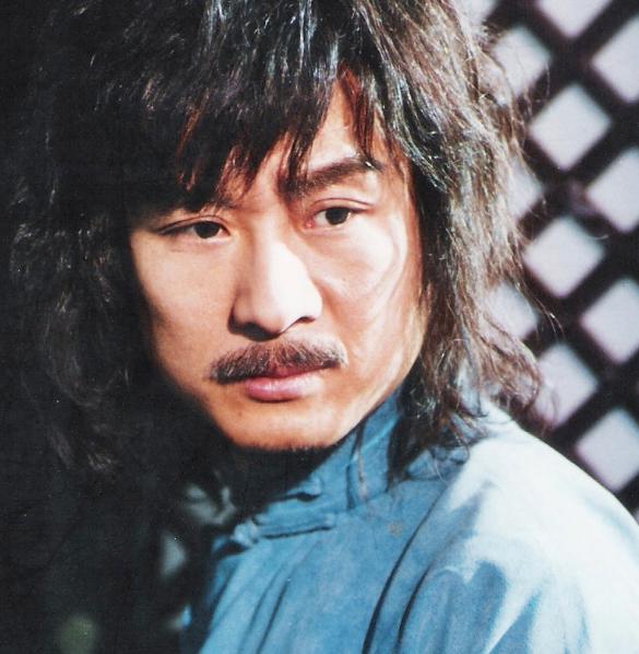 57岁孙兴变”狂野男孩“，头发凌乱胡子拉碴，被赞活成“杨逍”